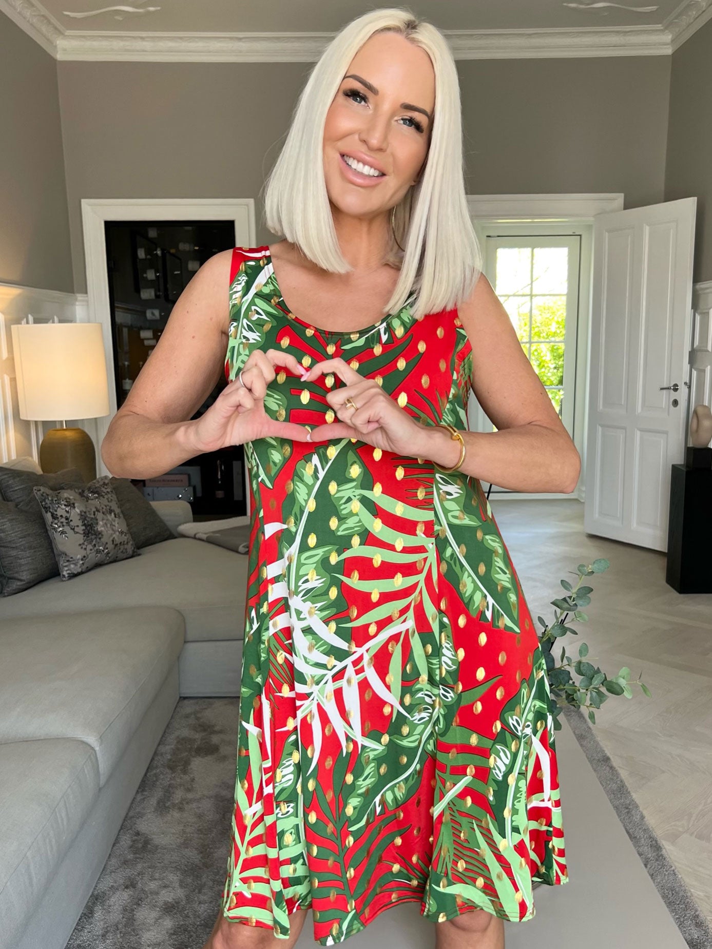 Maj - Söt stretchig sommarklänning med guldfläckar